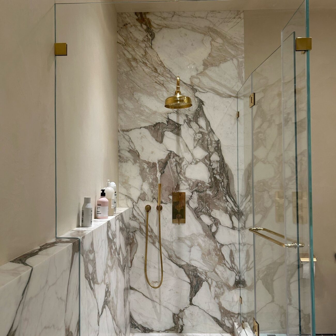 Bathroom remodeling NYC with marble finishes and custom vanity by Gurri Remodel